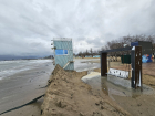 Сильный шторм разнес центральный пляж курорта на Кубани