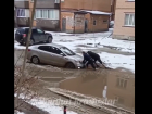 В Краснодаре двое мужчин прыгнули в лужу, чтобы вытащить застрявшую KIA