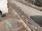 В Краснодаре трещина на дороге разделила улицу на две части