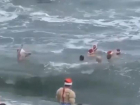 Новый год по-кубански: в Сочи Деды Морозы устроили массовый заплыв в море и прокатились на байках