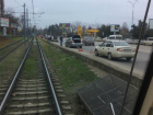 Под ж/д мостом в Краснодаре автомобилисты из-за глубокой ямы за пару дней потеряли десятки колес