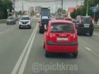 Автоледи в Краснодаре водит машину с высунутой в окно ногой - ВИДЕО