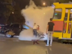 В Краснодаре трамвай сошел с рельсов от столкновения с иномаркой и протаранил светофор