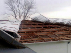 Ветер сорвал крышу школы в станице Бакинской   