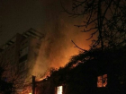 В Краснодаре загорелась крыша полужилого дома