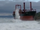  Шторм выбросил судно на берег возле Новороссийска 