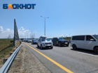 Более 1100 машин не могут попасть на Крымский мост в Краснодарском крае