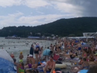 Туристы заполонили пляж в Архипо-Осиповке: видео