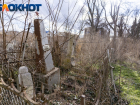 В Краснодаре нашли бутылки и шприцы на могилах ветеранов ВОВ на Всесвятском кладбище