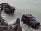 В Сочи заехавшую в море «Ниву» вытаскивали грузовиком