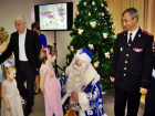 Полицейский дед мороз поздравил детей со "Старым новым годом"
