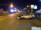 В Краснодаре автомобиль наехал на бетонную плиту и опрокинулся
