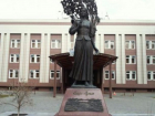 История Краснодара: к памятнику «своей» Кларе Лучко молодожены несут цветы 