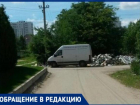 Неизвестные выбросили строительный мусор в жилом дворе в Краснодаре 