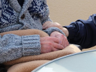 Сотрудники домов престарелых и интернатов Кубани получат выплаты за особые условия труда