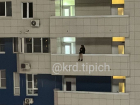 В Краснодаре подростки устроили опасные посиделки на краю многоэтажки