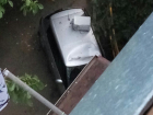 Неадекватный краснодарец устроил погром в многоэтажке: из окна на машины падала техника