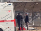 В Краснодаре на автобусной остановке умерла женщина