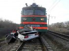 На Кубани поездом снесло «семерку»: один погиб, трое в больнице