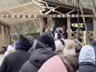 В Краснодарском крае сняли огромные очереди туристов в Гуамском ущелье