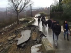  В Сочи часть дороги провалилась в обрыв 