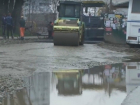 В Краснодаре дорожники небрежно закатали асфальт в грязь и лужи