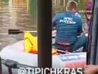 В Краснодаре на лодках эвакуировали пассажиров затопленного автобуса