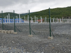 Забор и колючая проволока: в Краснодарском крае детский лагерь «отобрал» территорию пляжа у местных жителей  
