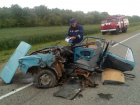 На Кубани пьяный мужчина за рулем «копейки» разбил машину вдребезги при столкновении с «Мерседесом»