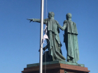 "Нет ничего святого!" - женский лифчик подняли вместо флага в Новороссийске