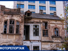 Обвалившаяся плитка, бомжи и граффити: восемь разрушающихся старинных особняков Краснодара