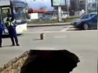 Обвалившуюся 6-метровую пропасть на дороге в Краснодаре засыпали 