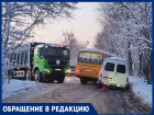 В Краснодаре у посёлка мэра провалился в яму школьный автобус