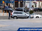 "Ничего не нарушаю, всё нормально": чиновники продолжают снимать номера с авто у мэрии Краснодара