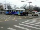  Краснодарцы подтолкнули застрявший на путях трамвай 