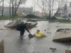 Женщина провалилась в люк во время мощного ливня в Краснодаре
