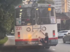 Опасное приключение малолетнего зацепера попало на видео в Краснодаре 