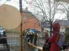 Ученики по скамьям пробирались по затопленному подходу к гимназии Краснодара