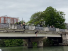 Опасное развлечение детей попало на видео в Краснодаре