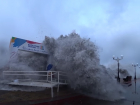 В Краснодарском крае туристов предупредили о 7-метровых волнах на Чёрном море