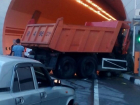 В Сочи КамАЗ на скорости врезался в стену тоннеля 