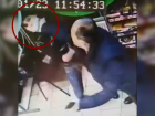 Житель Майкопа накинулся с кулаками на продавщицу за просьбу надеть маску