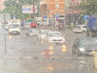 Десятки машин спасали от града под мостом: фото и видео грозового ливня в Краснодаре