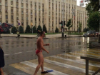 Мужчина в плавках, маске и ластах «поплавал» под дождем в Краснодаре 