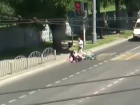 В Краснодаре велосипедист сбил женщину и попал на видео
