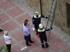 В Краснодаре женщина выпала с балкона высотки