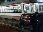 Застрявший на рельсах автомобиль остановил движение трамваев в Краснодаре