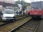 В Краснодаре водитель «Мерседеса» застрял на рельсах и устроил транспортный коллапс 