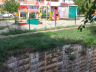 «Нечистоты больше не льются»: в Краснодаре начали засыпать опасную яму на Дзержинского