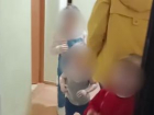 В Краснодарском крае четверо малышей остались одни в квартире из-за захлопнувшейся двери